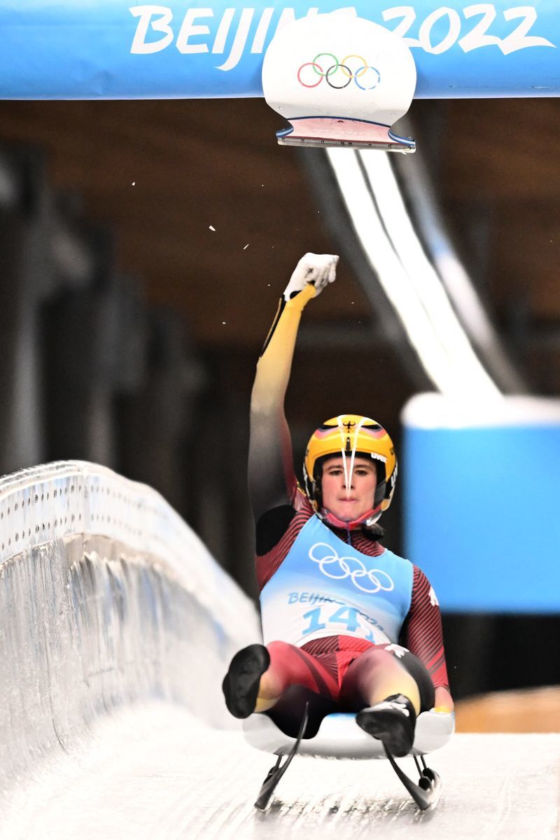 34歲的德國選手蓋森貝格爾（Natalie Geisenberger）連續三屆冬奧會奪得女子單人雪橇冠軍。圖為2022年2月13日，她參加本屆冬奧會、終點過線瞬間。（Daniel Mihailescu/AFP via Getty Images）