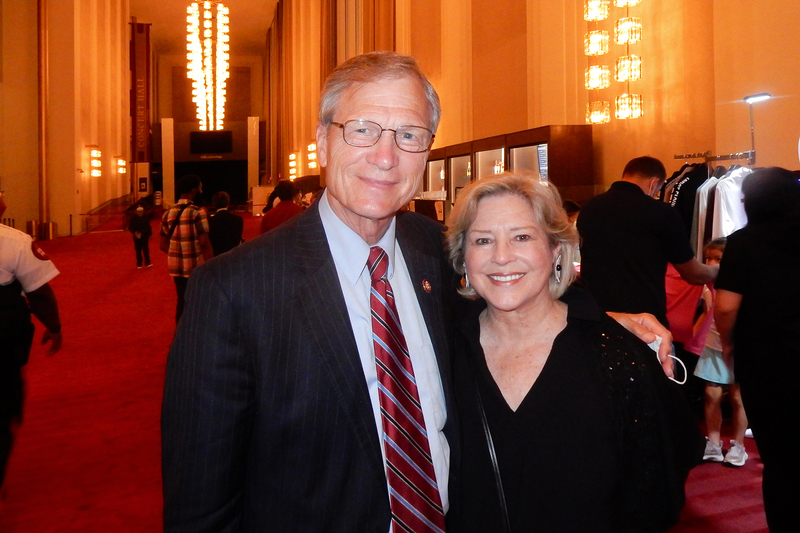 2022年7月15日晚，德州聯邦眾議員Brian Babin偕妻子Roxanne Babin觀賞神韻紐約藝術團在華盛頓DC甘迺迪藝術歌劇院的演出。（衛泳／大紀元）