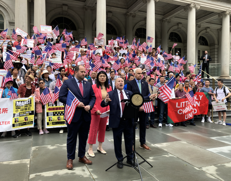 上千華人紐約市政廳表達憤怒 反對布碌崙遊民所