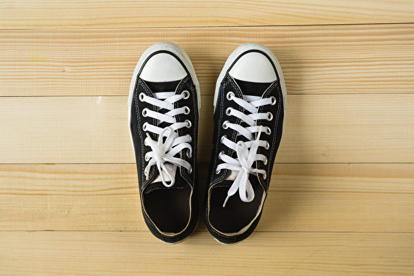 球鞋、帆布鞋適用風筒烘乾。（Shutterstock）
