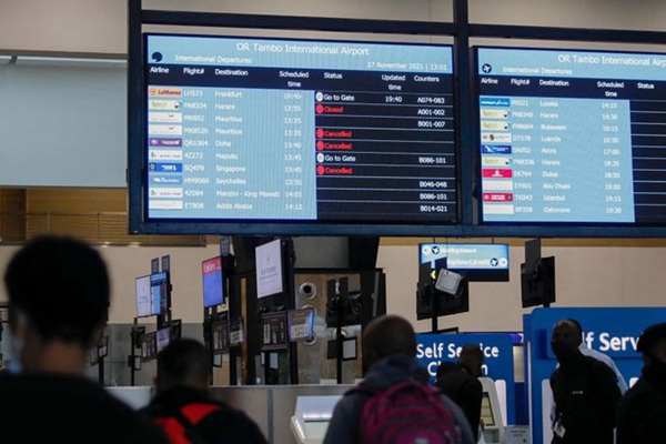 各國禁飛導致大量遊客滯留在南非機場。圖為2021年11月27日，南非約翰內斯堡附近的奧立弗‧坦博國際機場。（PHILL MAGAKOE/AFP via Getty Images）