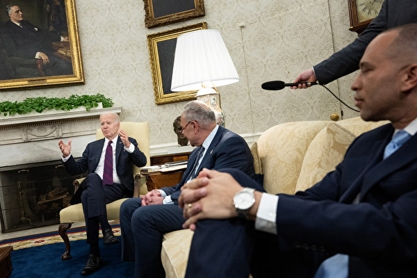 2023年5月9日，美國總統拜登（左）在白宮橢圓形辦公室會見眾議院少數黨領袖傑弗里斯（Hakeem Jeffries，右）、參議院多數黨領袖舒默（Chuck Schumer，中）及其他國會領袖，就債務上限進行談判。（Brendan Smialowski/AFP）