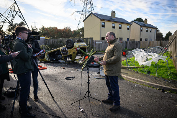 2022年11月9日，英國英格蘭東南部，英國國防部長華禮仕（Ben Wallace）視察烏克蘭軍隊接受訓練後，接受媒體的採訪。（Leon Neal/Getty Images）
