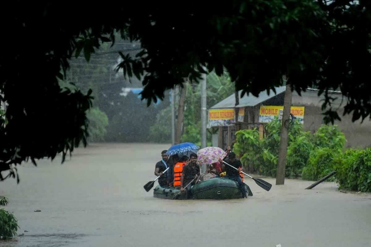 2025年6月1日,印度特里普拉邦首府阿加爾塔拉(Agartala)附近的巴德卡爾村(Badkhal village),救援人員駕著船隻轉移受災民眾。(Abhisek Saha/Middle East Images/AFP via Getty Images)