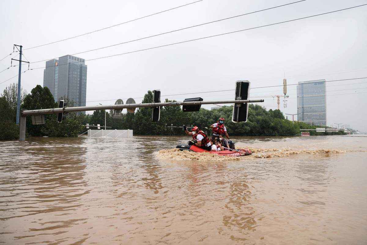2023年8月3日，河北涿州洪災現場，民間救援隊營救居民。（STR/AFP via Getty Images）