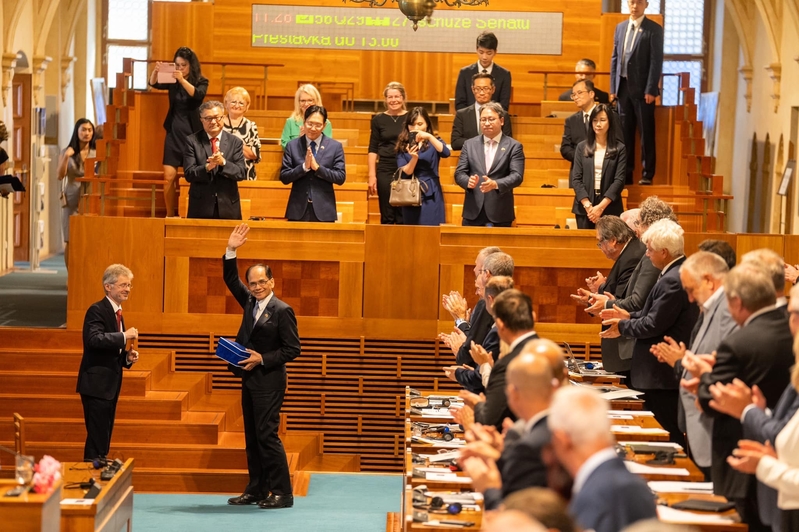游錫堃捷克參議院演講掌聲如雷 中共氣急