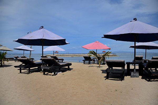 2021年10月14日,印尼峇里島(Bali Island)登巴薩(Denpasar)附近,COVID-19(中共病毒、新冠病毒)疫情趨緩,峇里島對19個國家的旅客重新開放。圖為冷清的沙努爾海灘(Sanur Beach)。(Sonny Tumbelaka/AFP via Getty Images)