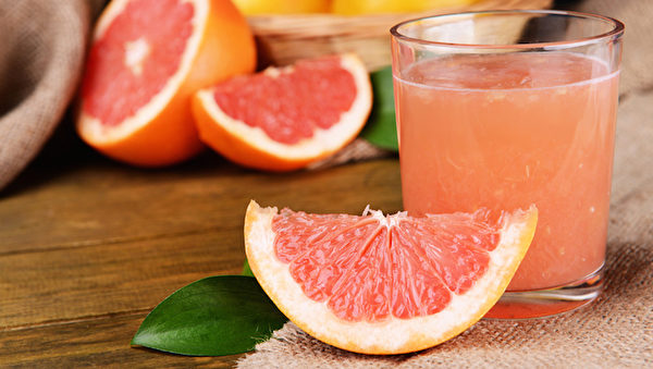 西柚與西柚汁。（Africa Studio/Shutterstock）