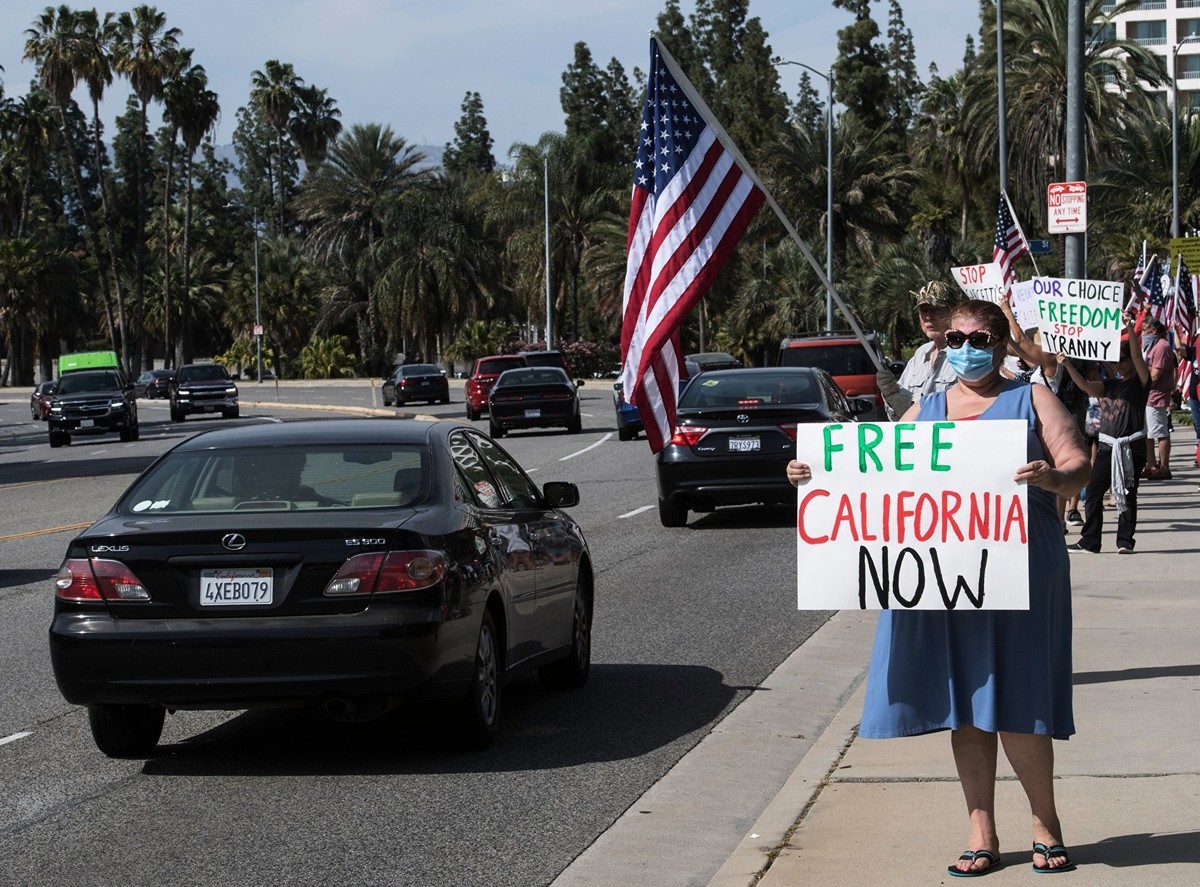加州的防疫禁令已面臨了至少十二宗訴訟。圖為5月16日，加州民眾舉辦集會，要求開放加州經濟。（MARK RALSTON/AFP via Getty Images）