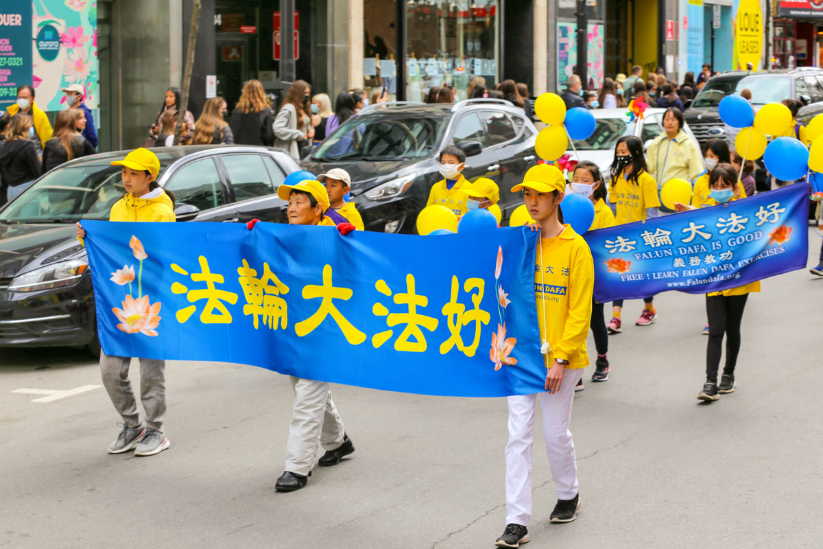 5月8日，加拿大魁北克部份法輪功學員在滿地可舉行遊行活動，慶祝世界法輪大法日。圖為遊行隊伍中大法小弟子。（大紀元）