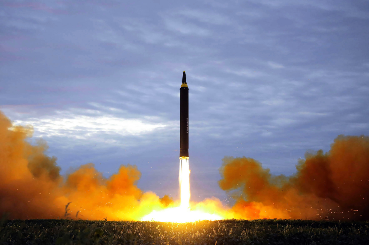 2017年8月29日，北韓官方發布導彈試射畫面。（STR/AFP via Getty Images）