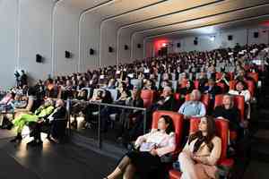 《堅不可摧》加拿大首映 觀眾為神韻演員們自豪