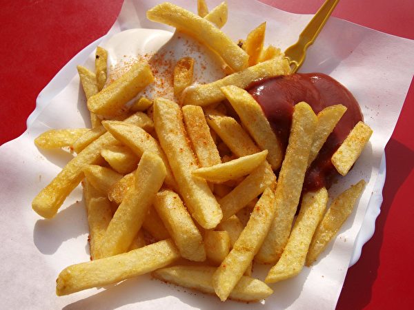 薯條富含脂肪，在飛機上最好不要吃。（Pixabay）
