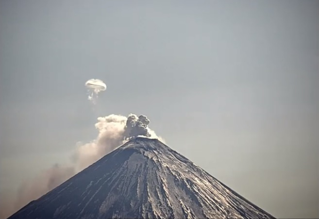 俄羅斯火山噴發 吐出罕見巨大煙圈