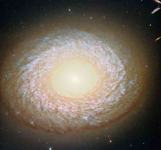 哈伯望遠鏡拍到奇特星系 讓天文學家難歸類