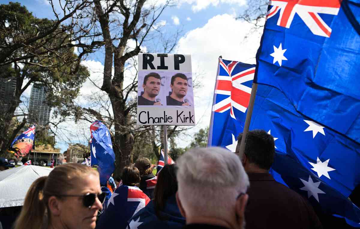 2025年9月13日,在南澳阿德萊德維多利亞廣場舉行的「澳洲團結」(Australia Unites)集會上,與會者為柯克(Charlie Kirk)默哀。(Tracey Nearmy/Getty Images)