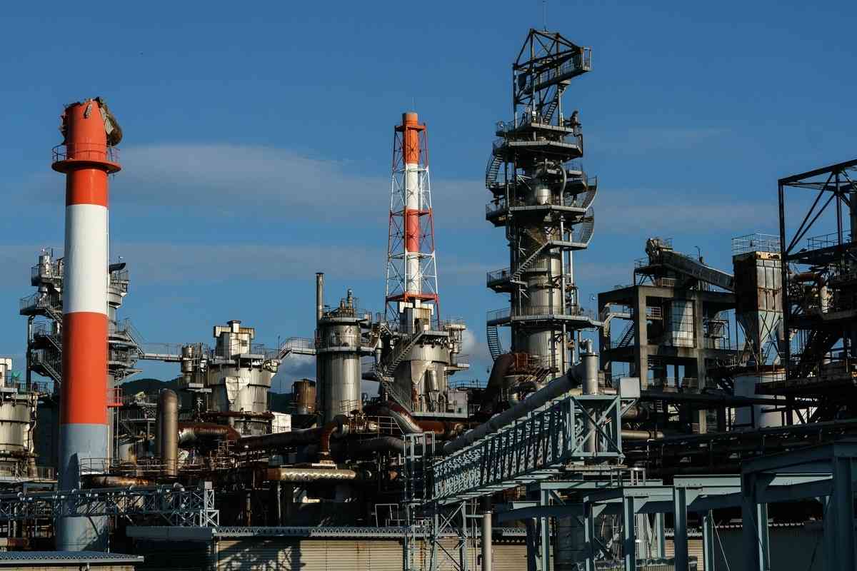 2026年7月29日，日本製紙公司八代工廠的煙囪（左）因地震受損折斷，致使該工廠遭受重大損失。（Tomohiro Ohsumi/Getty Images）