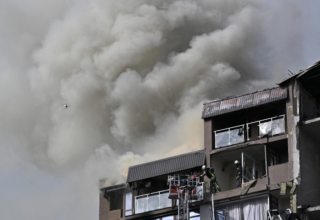 2022年6月26日，在俄軍導彈襲擊烏克蘭首都基輔後，消防人員和其他救援人員在一棟受損的住宅樓內救援。（Genya SAVILOV/AFP）
