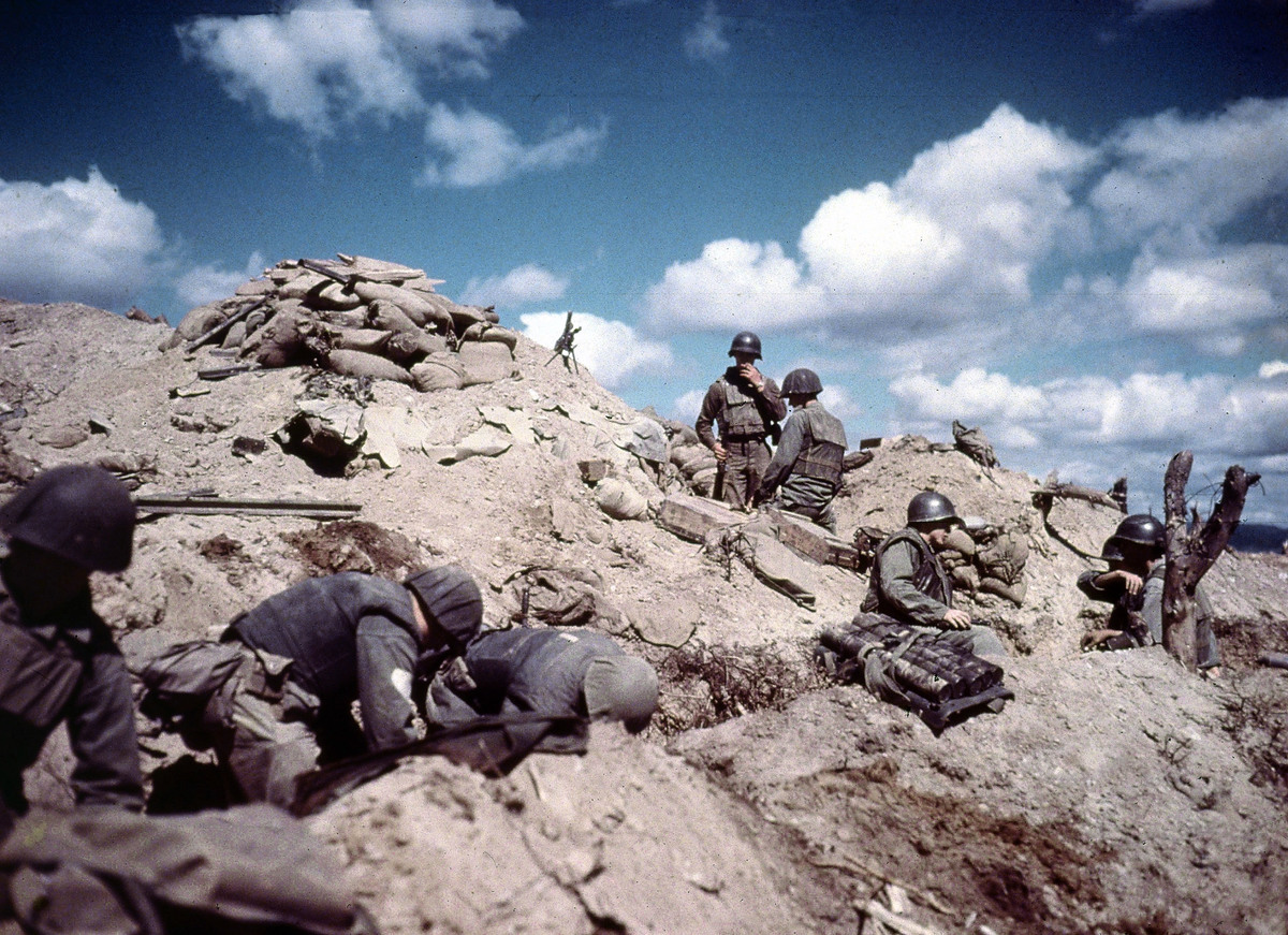 1952年，美軍士兵在一座山上挖戰壕備戰。（MPI/Hulton Archive/Getty Images）