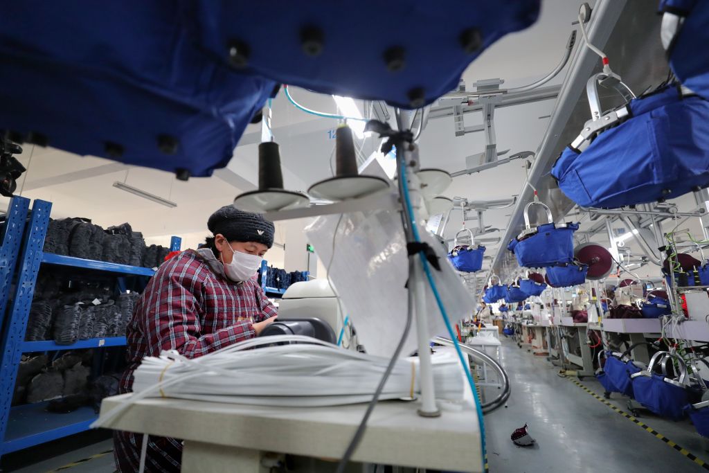 1月12日，江蘇連雲港一家生產織品的工廠工人正在工作。（STR/AFP/Getty Images）