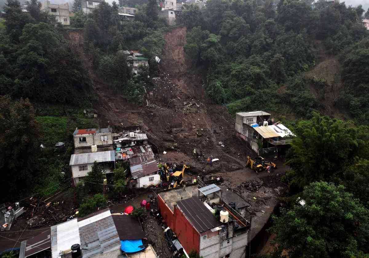 2025年10月11日,墨西哥普埃布拉州瓦烏奇南戈市(Huauchinango)遭暴雨襲擊後,蒙特雷(Monterrey)一社區附近發生大規模山泥傾瀉,多棟民宅遭到損毀。(Alfredo Estrella/AFP via Getty Images)