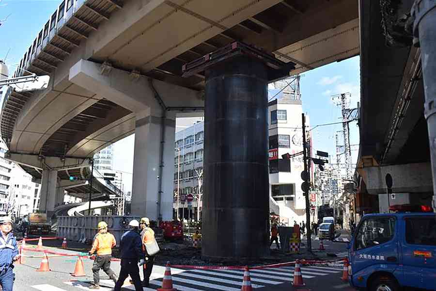 日本大阪地面突然冒出十多米高巨大鋼管