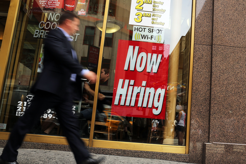 美國9月份新增26.3萬個非農就業崗位，失業率則降至3.5%。（Spencer Platt/Getty Images）