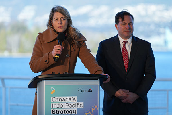 2022年11月27日，加拿大外交部長趙美蘭在加拿大公共安全部長門迪奇諾陪同下，在溫哥華宣布加拿大印太戰略。（Darryl Dyck／加通社）