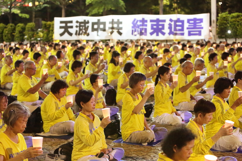 2020年7月18日晚間，台灣北部部份法輪功學員在台北市民廣場舉行7.20反迫害21周年燭光悼念會。（林仕傑／大紀元）