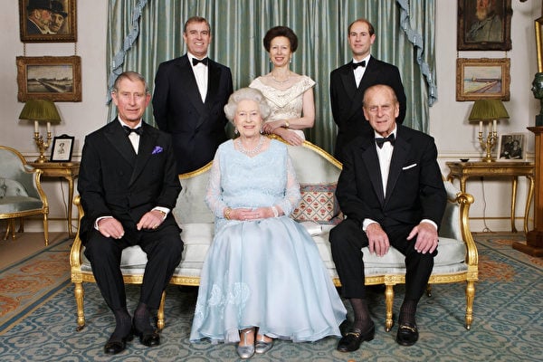 2007年11月18日，英國女王伊利沙伯二世（前中）和菲臘親王（前右）與家人——查理斯王子（前左）、愛德華王子（後右）、安妮公主（後中）和安德魯王子（後左）在倫敦克拉倫斯宮（Clarence House）參加由威爾士親王殿下（HRH The Prince of Wales）和康和郡公爵夫人殿下（HRH The Duchess of Cornwall）舉行的晚宴，以紀念女王和親王翌日的鑽石婚。（TIM GRAHAM/POOL/AFP via Getty Images）