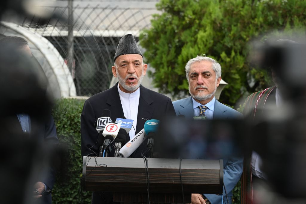 美媒報道，阿富汗前總統卡爾扎伊和阿富汗民族和解高級委員會主席阿卜杜拉都已被塔利班軟禁。圖為2021年7月16日，卡爾扎伊（左）在喀布爾哈米德‧卡爾扎伊國際機場舉行的新聞發布會上發表講話，阿卜杜拉在他身旁傾聽。（SAJJAD HUSSAIN/AFP via Getty Images）