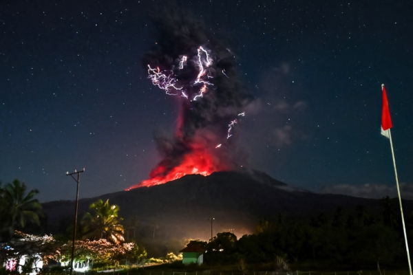 印尼勒沃托比火山再噴發 灰雲衝至萬米高空