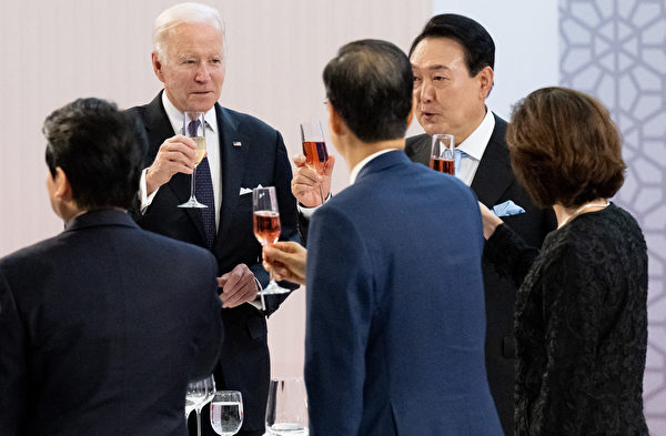 2022年5月21日,美國總統拜登出席南韓總統尹錫悅在首爾國立中央博物館舉行的歡迎國宴。三星電子副會長李在鎔、SK集團會長崔泰源、現代汽車集團會長鄭義宣、LG集團會長具光謨、樂天集團會長申東彬等南韓財經界重量級人士出席。(Saul Loeb/AFP)