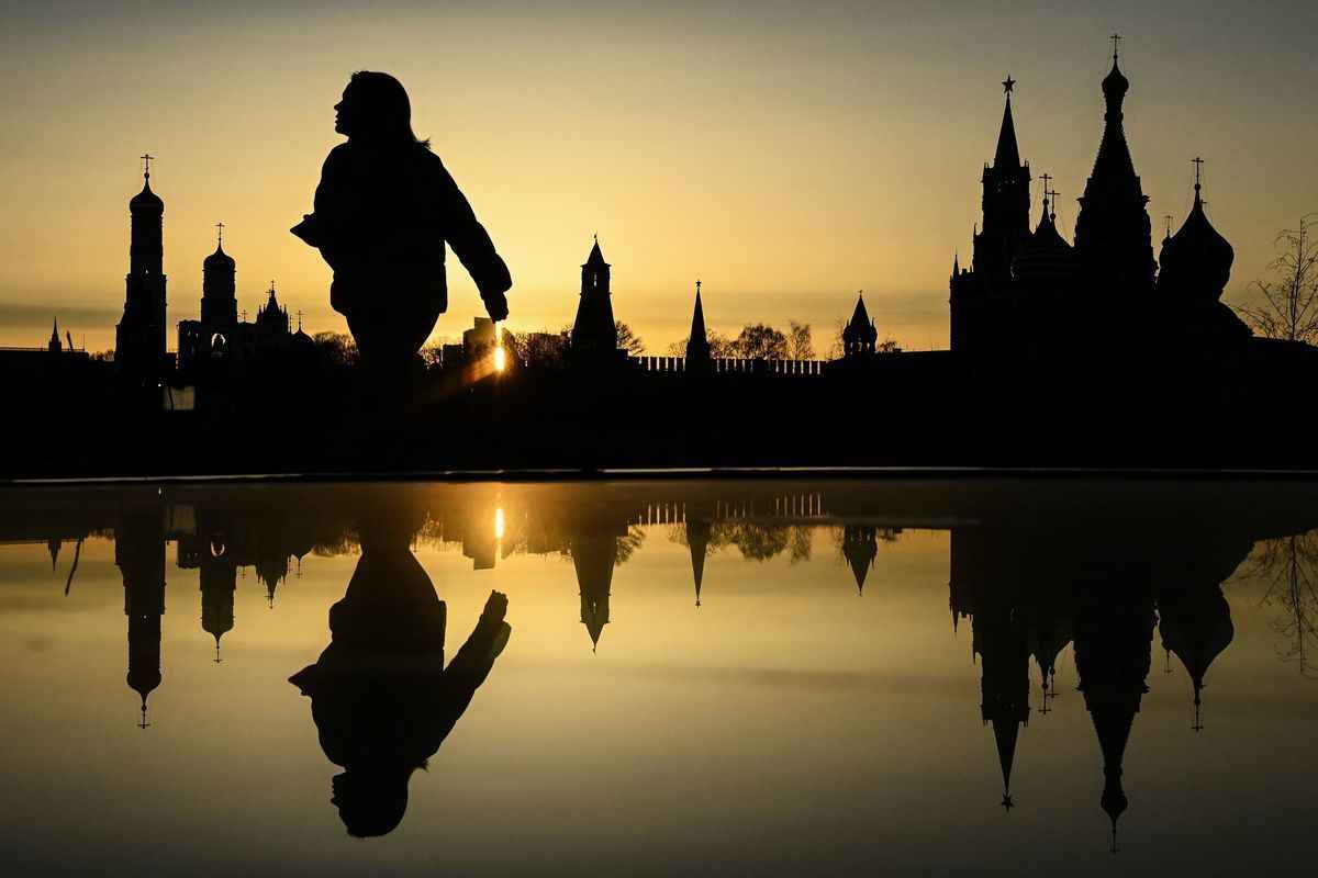 2022年3月22日，在莫斯科市中心夕照，可見伊凡大鐘樓、克里姆林宮和聖巴西爾大教堂等建築的剪影。 （AFP via Getty Images）