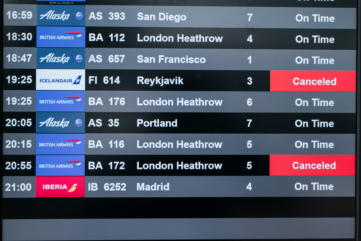 2021年12月24日，位於紐約市甘迺迪國際機場7號航站樓的信息屏幕顯示，當天多個航班被取消。（Scott Heins/Getty Images）
