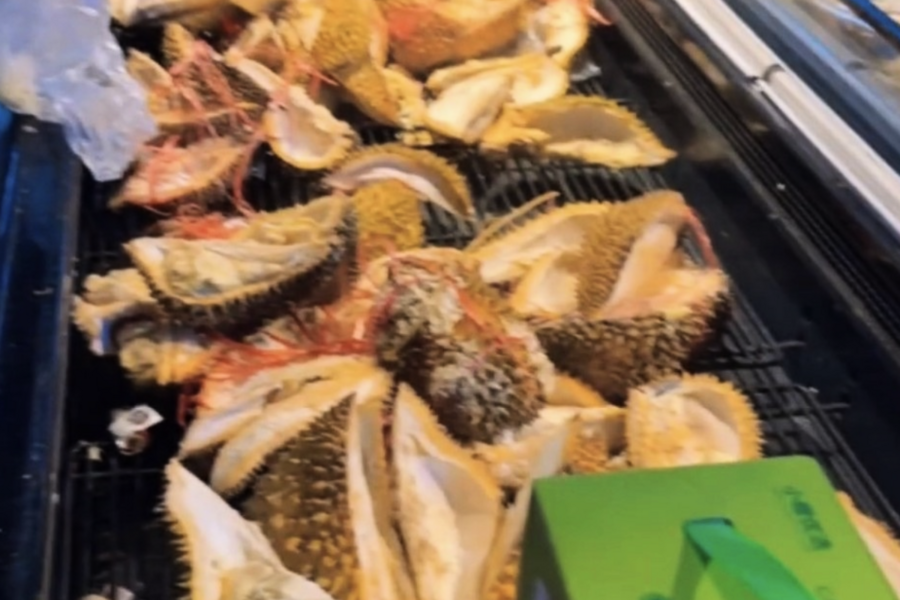 山西超市新開張 近60箱榴槤被搶食