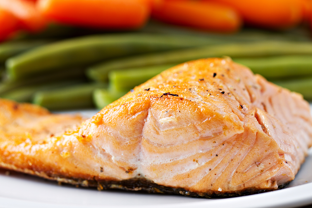 高脂魚類是Omega-3脂肪酸的絕佳來源。一項新的研究表明，攝入適量的魚，有助於避免最終可能導致癡呆症的血管疾病。（Shutterstock）