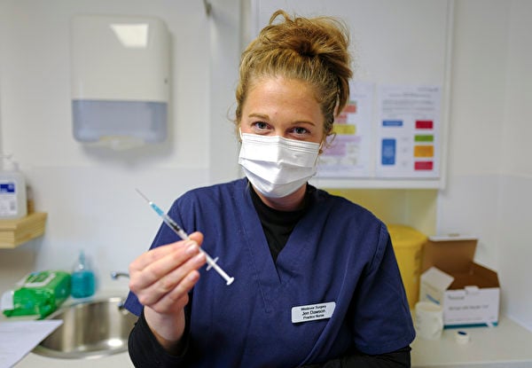 2020年12月20日，英國法爾茅斯（Falmouth），一位執業護士拿著裝有中共肺炎疫苗的針筒。（Hugh Hastings/Getty Images）