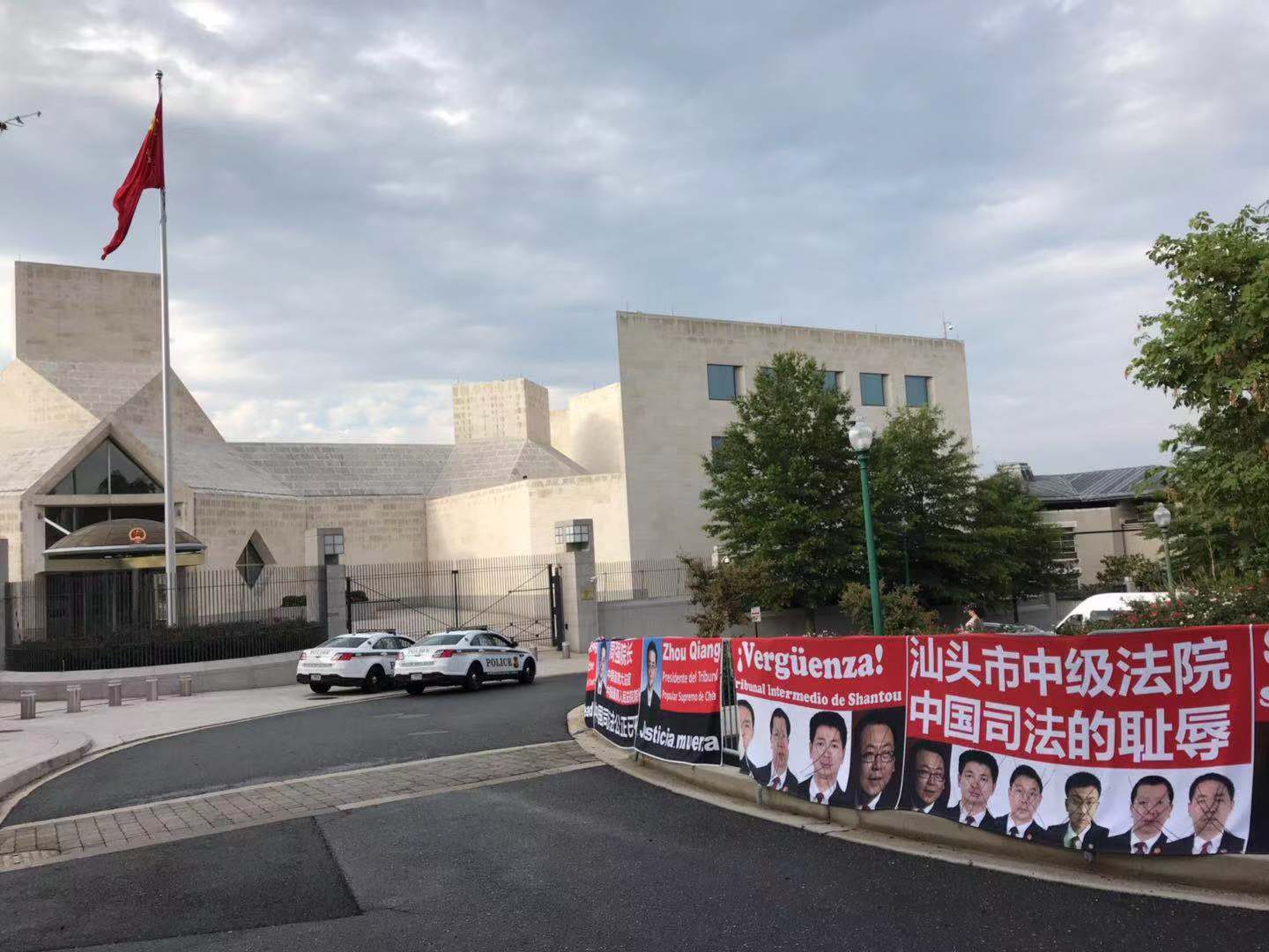 大陸訪民王春燕與蔡秀玲在美國華盛頓的中共大使館前抗議十餘天。（受訪者提供）