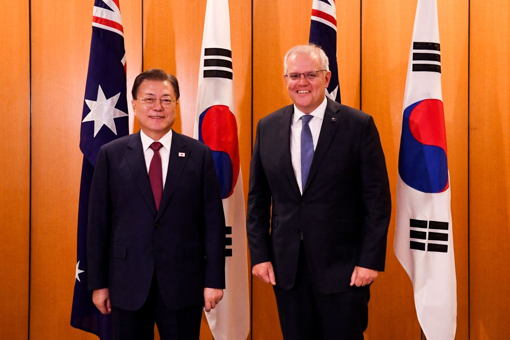 周一（12月13日），正在澳洲訪問的南韓總統文在寅與澳洲總理莫里森舉行了會晤，雙邊簽署了價值10億澳元的國防協議。（LUKAS COCH/POOL/AFP via Getty Images）