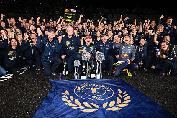 2022年10月9日，F1本賽季第18站——日本大獎賽正賽，紅牛荷蘭籍車手韋斯達賓奪得本站冠軍，並提前四站蟬聯年度車手總冠軍。圖為韋斯達賓（中）蟬聯總冠軍後，紅牛車隊一起慶祝的大合照。（Clive Mason/Getty Images）