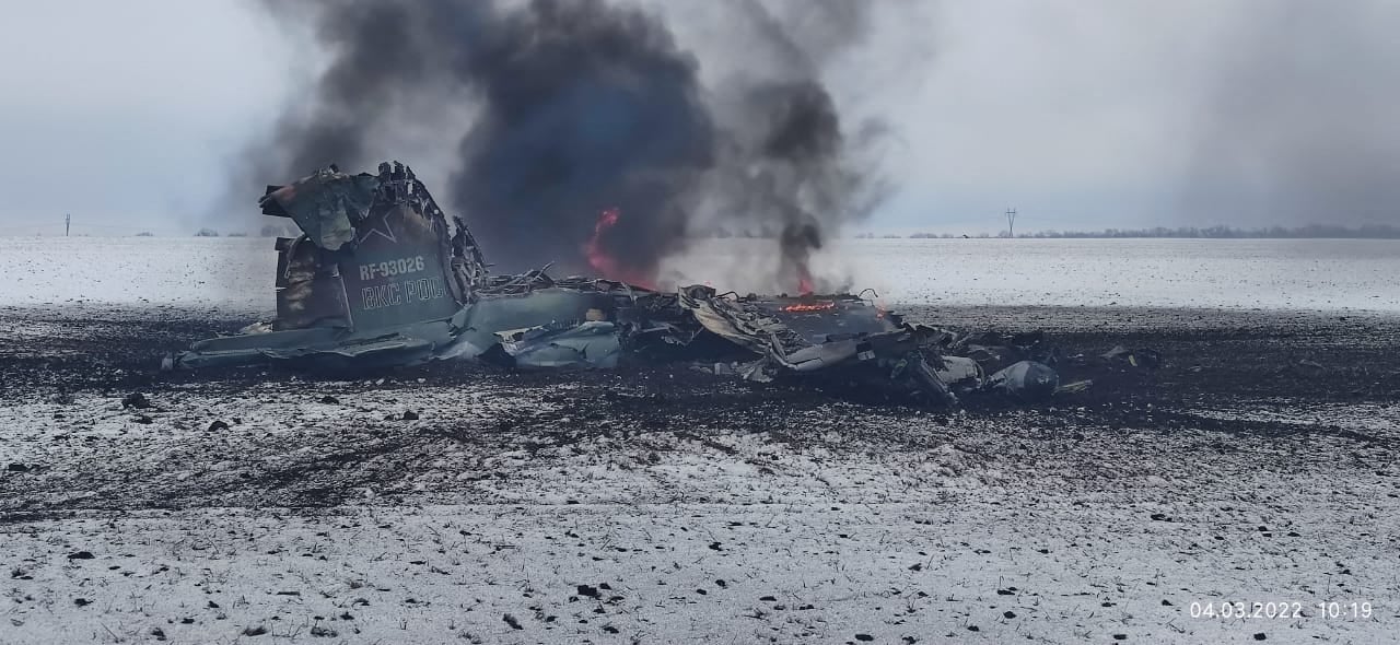 俄烏戰爭國際高度關注，連帶台海緊張局勢也引發討論。圖為在俄烏戰爭中被擊落的Su-25攻擊機。（Handout / Ukraine's Joint Forces Operations press service / AFP）