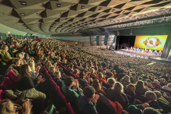 神韻巴黎連場爆滿 主流精英感受神聖光芒