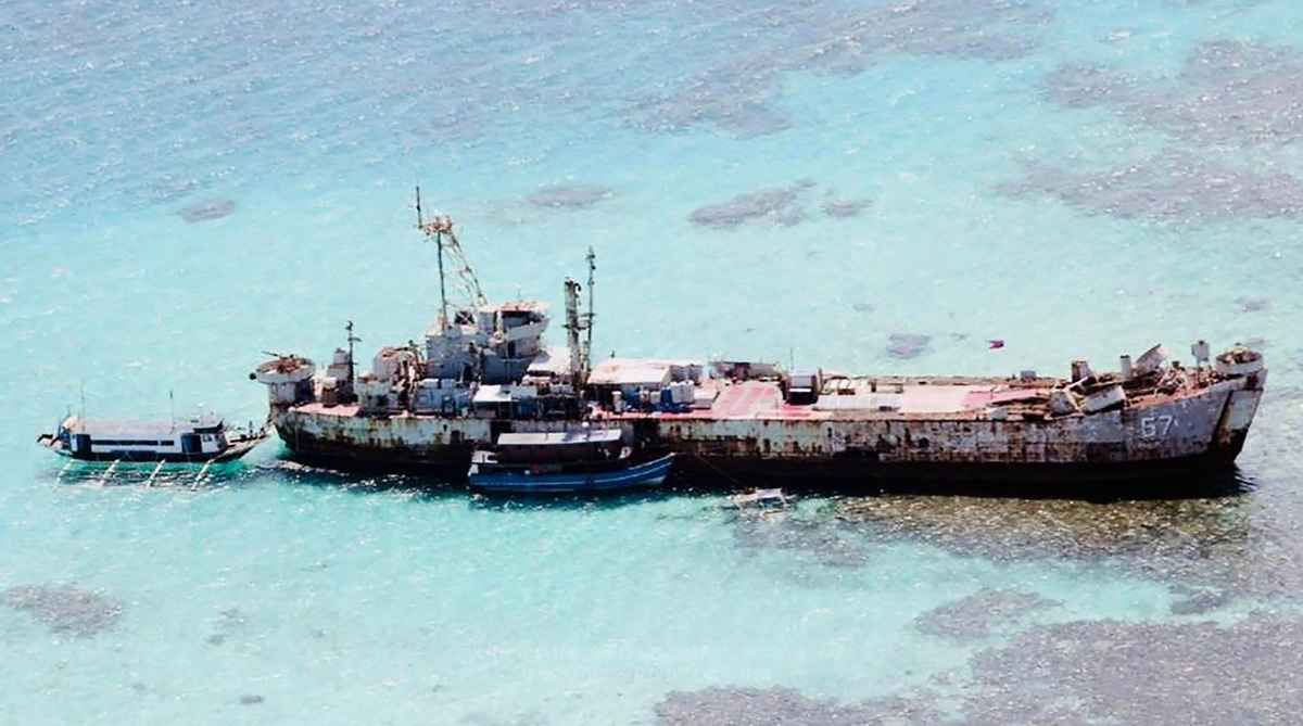 2022年6月10日，菲律賓外交部表示，該國已向北京提出外交抗議，譴責中共船隻違法捕魚、跟蹤菲律賓船隻等「非法行動」。圖為2021年11月24日，菲律賓國防部釋出的照片，兩艘民用補給船停泊仁愛礁登陸艦旁。（Handout/Department National Defense Philippines/AFP）