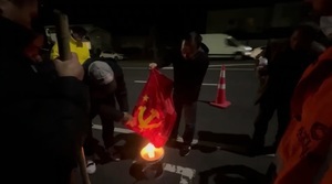 抗議中共暴政 紐西蘭華人民主人士焚燒黨旗