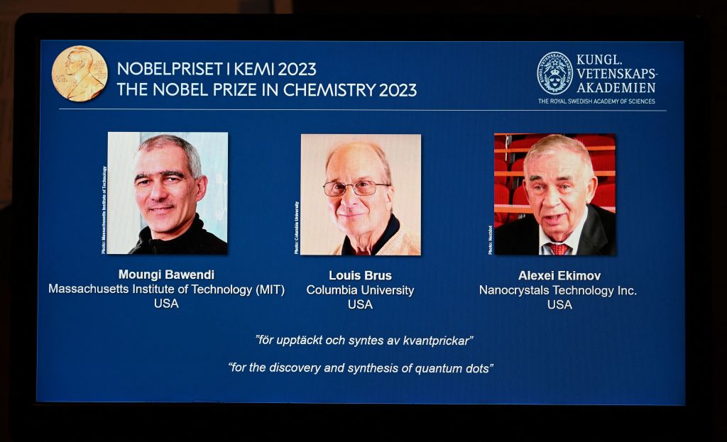 2023年10月4日，美國科學家巴汶帝（Moungi G. Bawendi）、布魯斯（Louis E. Brus）與俄羅斯科學家艾吉莫夫（Alexei I. Ekimov）獲得諾貝爾化學獎。（Jonathan NACKSTRAND/AFP）