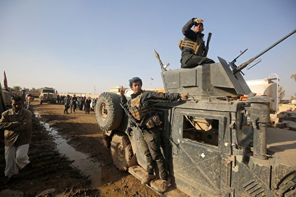 美國國防部長卡特於2016年12月3日表示，即使盟軍即將把IS趕出伊拉克，也還會持續駐軍協助伊拉克。本圖為受盟軍支持的什葉派部隊，於3日進入摩蘇爾村莊。（AHMAD AL-RUBAYE/AFP/Getty Images）