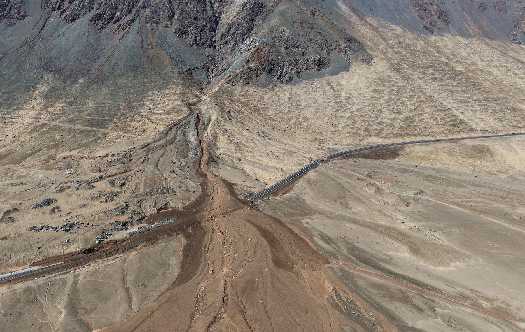 2026年8月19日，智利北部塔拉帕卡大區（Tarapacá）首府伊基克（Iquique），一條高速公路因山泥傾瀉被阻斷。（Alex Diaz/AFP via Getty Images）