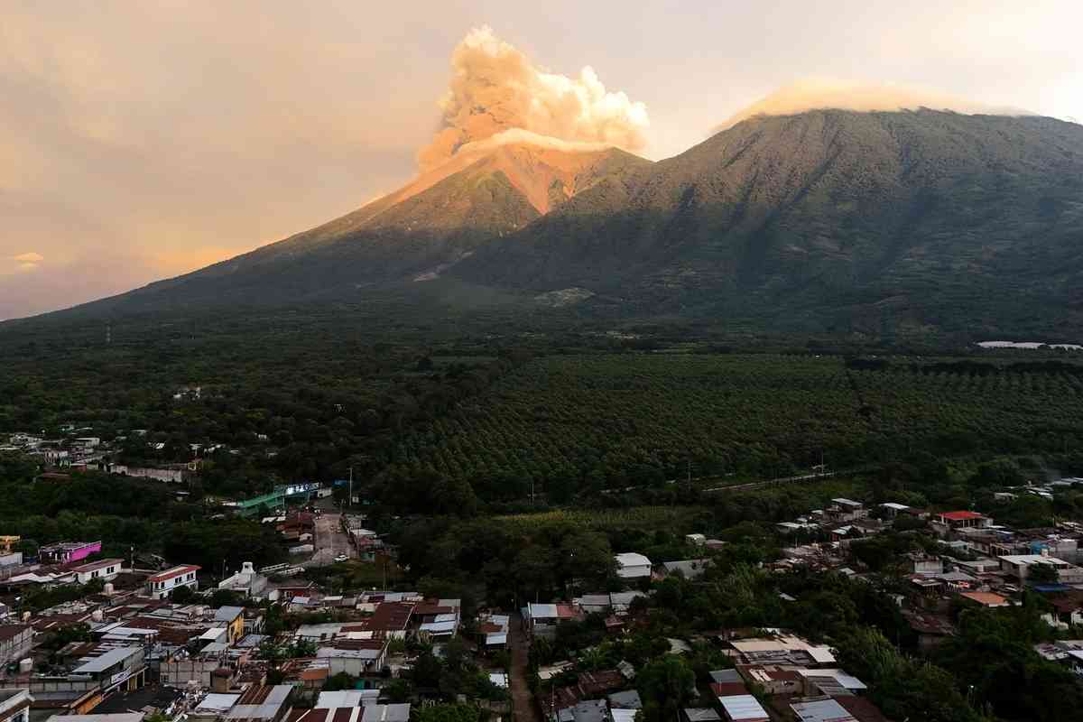 2026年8月4日，危地馬拉的活火山富埃戈火山持續噴發，火山口噴出的熔岩噴泉高達約200至300米，火山灰柱直衝5000米以上高空，並向外擴散至最遠120公里處。（Johan Ordonez/AFP via Getty Images）