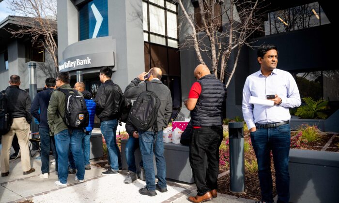 2023年3月13日，矽谷銀行的客戶在位於加州聖克拉拉的矽谷銀行總部排隊等候。（Noah Berger/AFP via Getty Images）
